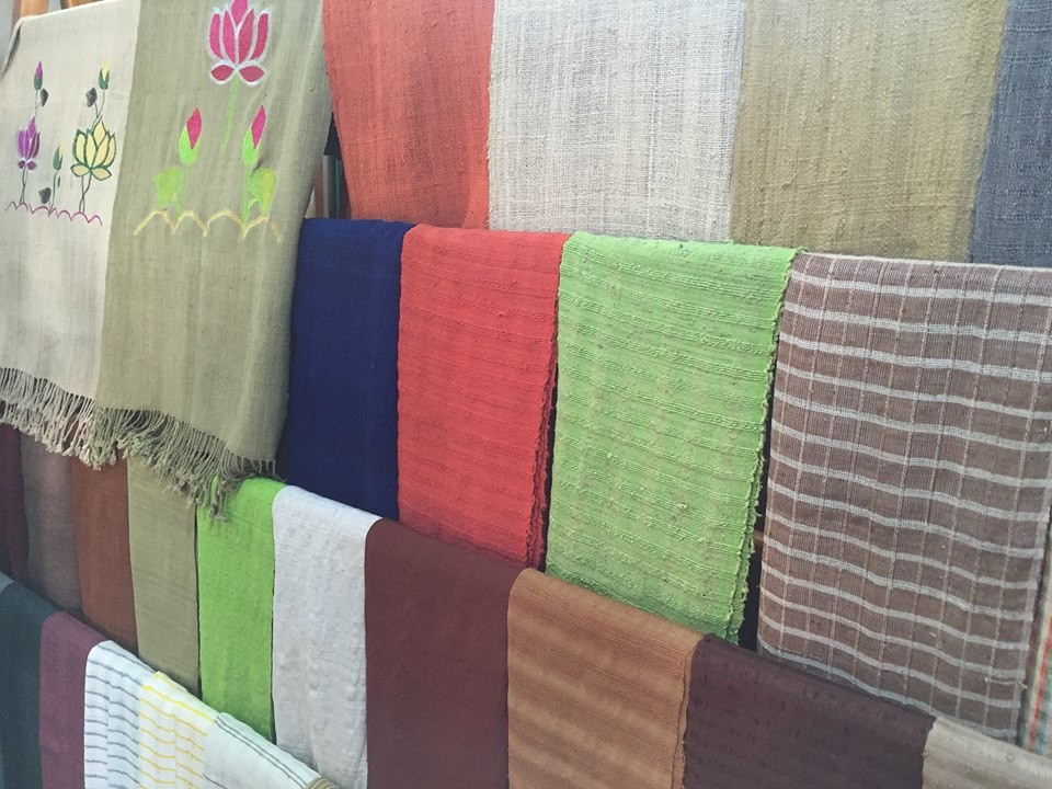 冯舍村艺人用藕丝织布 推出特色产品