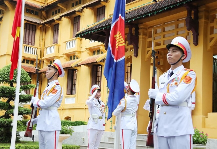 越南外交部举行东盟会旗升旗仪式 庆祝东盟成立53周年