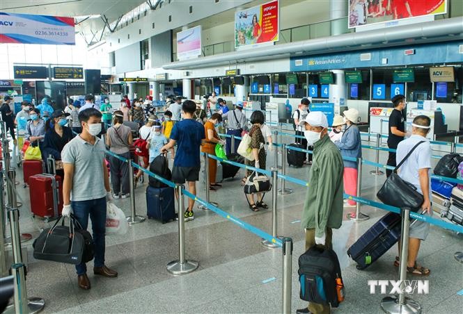 新冠肺炎疫情：越航安排首个航班将被困在岘港市的207名游客送回河内