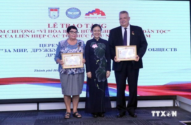 越南向俄罗斯驻胡志明市总领事等官员授予“致力于各民族的和平友谊”纪念章