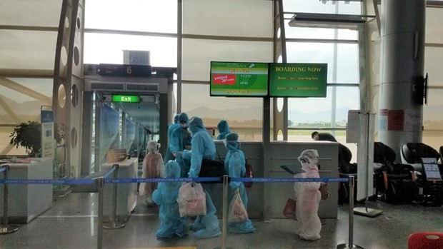 越捷将被困在岘港市的800多名游客送回河内和胡志明市