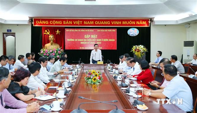 越共中央宣教部部长武文赏会见2020-2023年任期越南驻外大使和代表机构首席代表