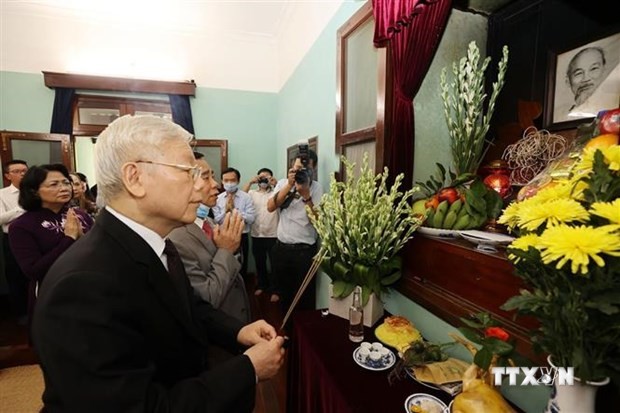 越共中央总书记、国家主席阮富仲在胡志明主席遗迹区进香
