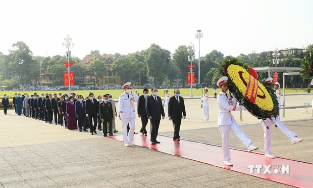越南国庆75周年：党和国家领导入陵瞻仰胡志明主席遗容
