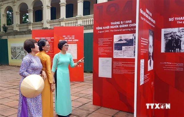 越南国庆75周年：“独立”摄影展在升龙皇城举行