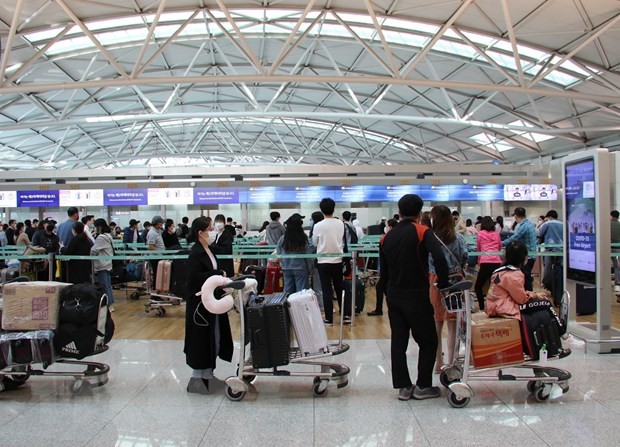 新冠肺炎疫情：在韩国的近380名越南公民安全回国