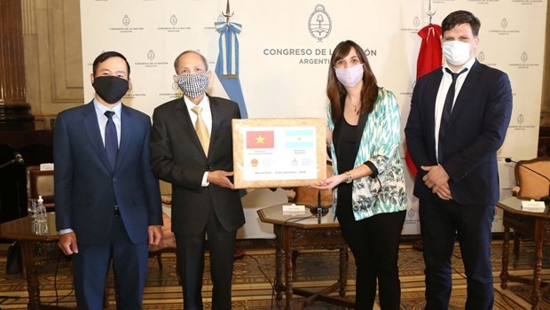 越南国会向阿根廷国会赠送2万只口罩