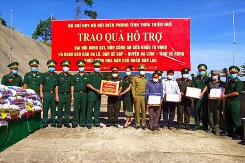 承天顺化省向老挝边境地区武装力量和人民赠送食物和医疗物资