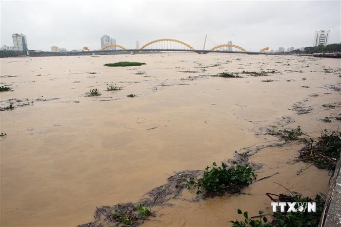 洪涝给越南多地遭造成严重的人员和财产损失