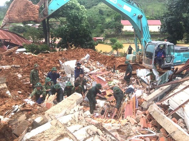 越南政府总理指导在广治与承天顺化省开展抢险救灾工作