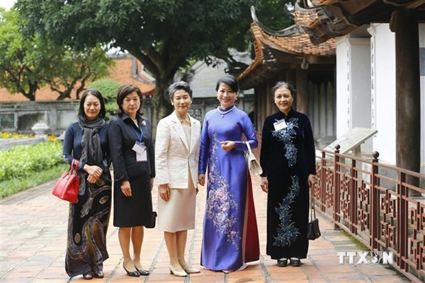 日本首相菅义伟夫人参观文庙国子监和越南妇女博物馆