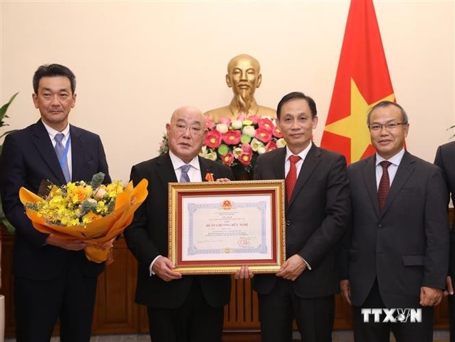 越南向日本首相特别顾问授予越南友谊勋章