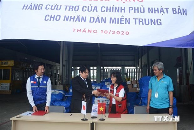 日本政府向承天顺化省灾民捐赠50台净水器和250张塑料布