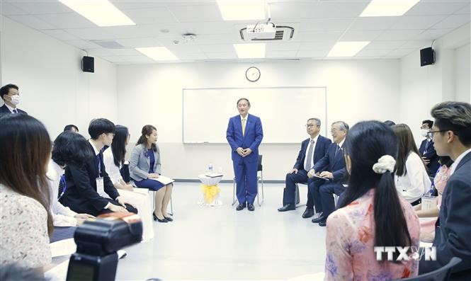 日本首相菅义伟会见越日大学的大学生