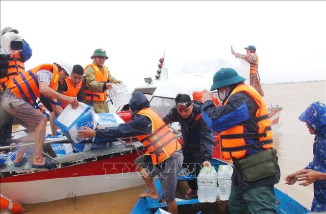 向越南中部地区受灾民众赠送救灾物资