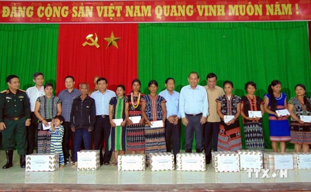 越南领导深入灾区看望慰问受灾群众并送上慰问品