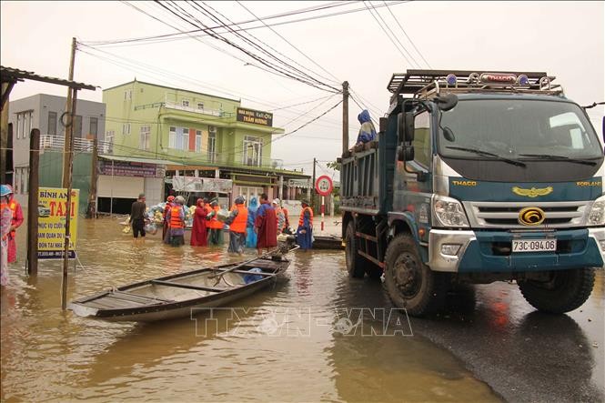 泰国国王和王后就越南中部洪涝灾害向越南领导人致慰问电