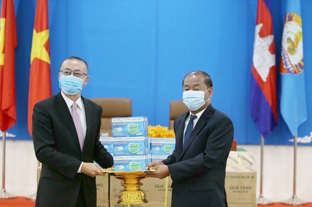 越共中央对外部向柬埔寨人民党捐赠3万只防疫口罩