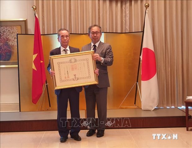日本政府向越南副教授陈山授予日出勋章