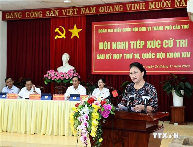 越南国会主席阮氏金银在芹苴市开展选民接待活动