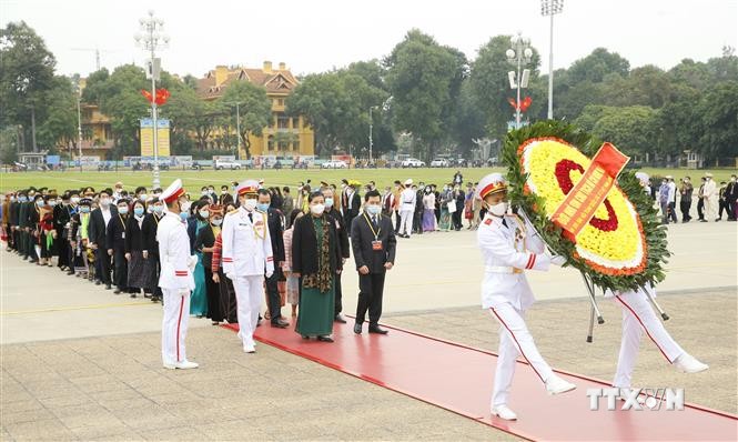 第二次越南少数民族全国代表大会参会代表团入陵瞻仰胡志明主席遗容