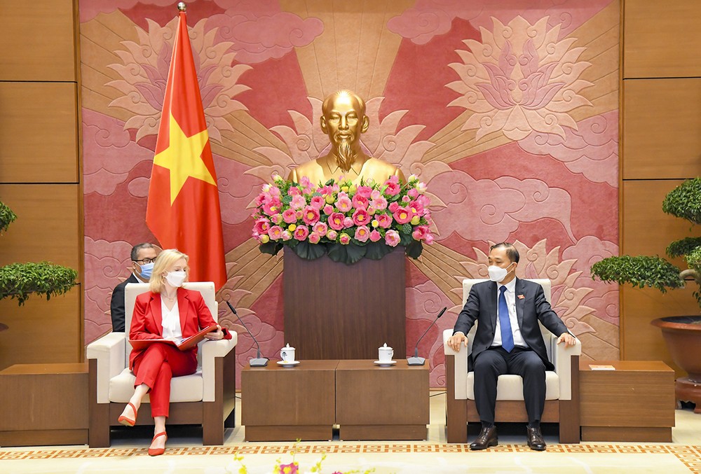 越南国会经济委员会主任武洪清会见英国国际贸易大臣伊丽莎白•特鲁斯