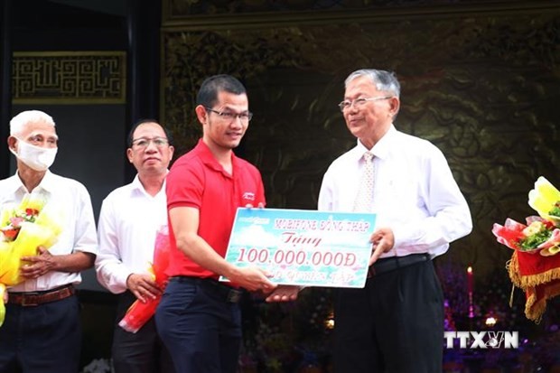 同塔省阮生色劝学基金会向贫困学生颁发3.2万多份助学金