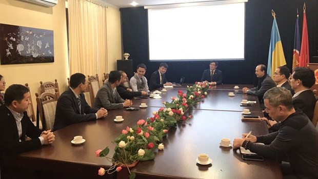 越南驻乌克兰大使阮鸿石会见在乌越南企业代表