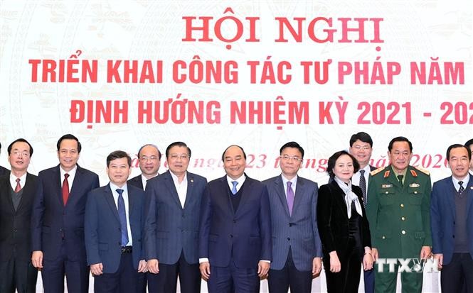越南政府总理阮春福：致力解决法律系统中的交叉、矛盾问题