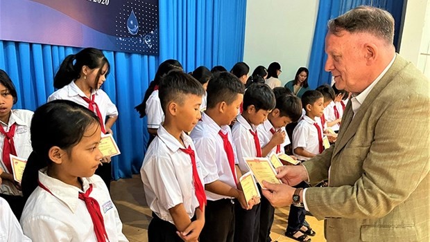 向越南得乐省少数民族学生颁发225份助学金