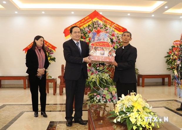 越南祖国阵线中央委员会主席陈青敏拜访发艳主教座堂