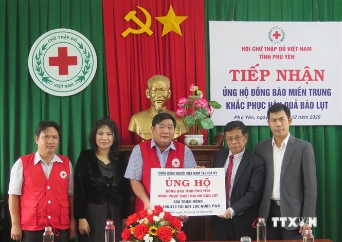 旅居美国越南人社群为富安省洪水灾民提供援助