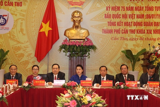 国会主席阮氏金银出席芹苴市越南国会第一个大选日75周年庆典