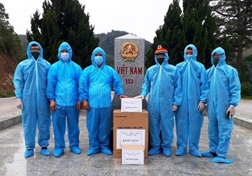 富寿省军事指挥部向老挝赠送防控新冠疫情的医疗物资