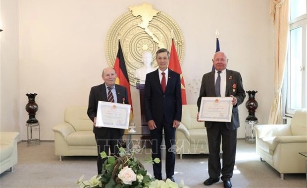  两位德国朋友荣获越南国家崇高奖励