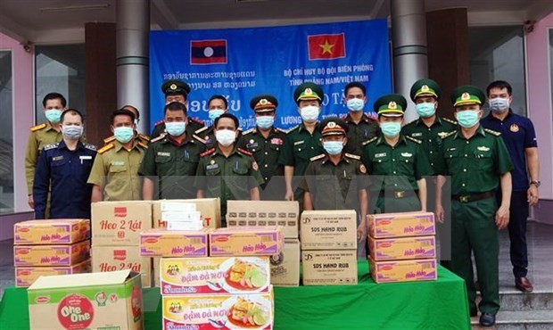 广南省边防部队向老挝色贡省边境保护力量捐赠粮食和医疗物资