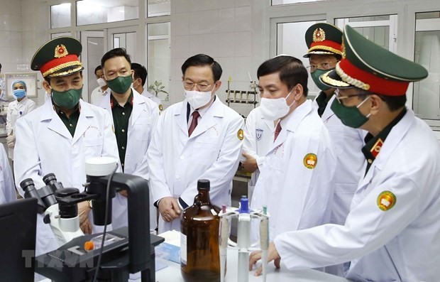 越南国会主席王廷惠探访军医学院