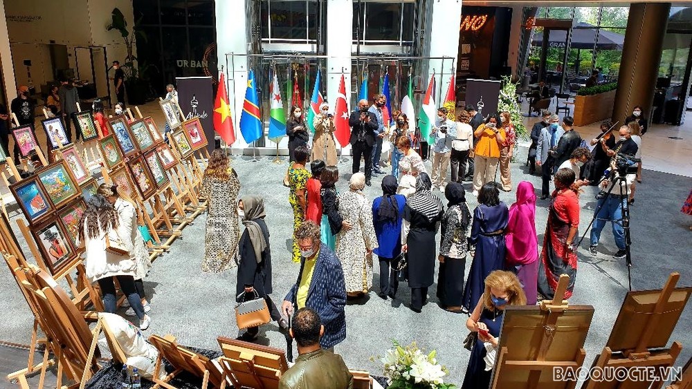 越南驻土耳其大使馆参加在安卡拉举行的刺绣画展