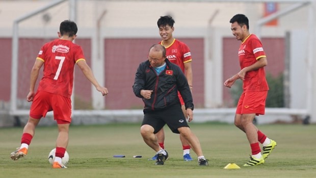 2022年卡塔尔世预赛40强赛：越南队主帅朴恒绪愉快地跟球员们训练