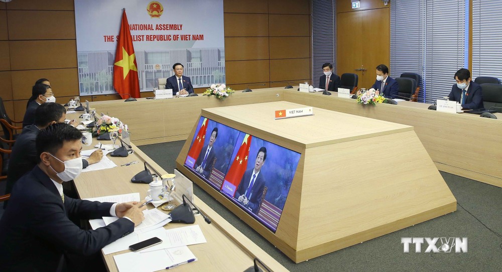 越南国会主席王廷惠与中国全国人大常委会委员长栗战书举行视频会谈