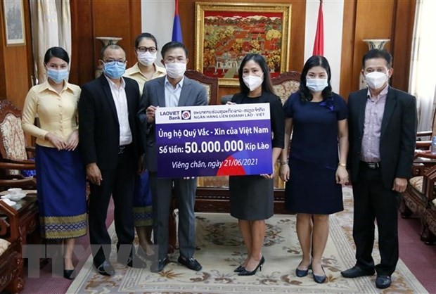 旅居老挝越南人继续为国内新冠肺炎疫情防控阻击战捐款