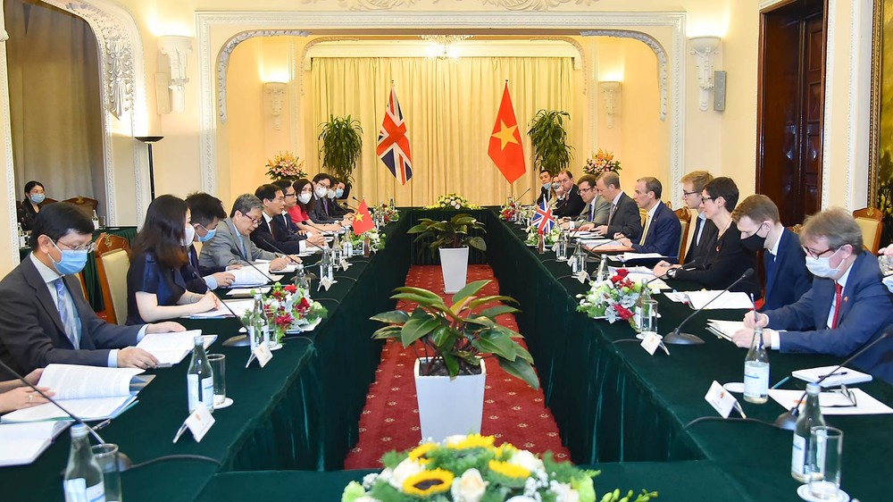 越南外交部长裴青山与英国外交大臣多米尼克·拉布举行会谈