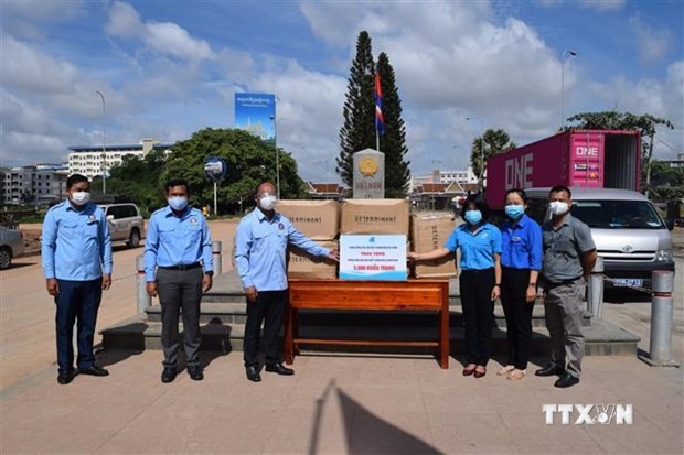 越南青年联合会向柬埔寨青年联合会赠予5000只防疫口罩