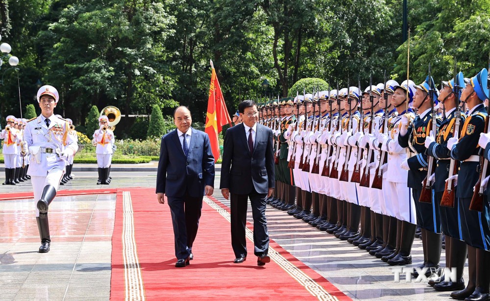 越南国家主席阮春福与夫人主持仪式欢迎老挝党中央总书记、国家主席访越