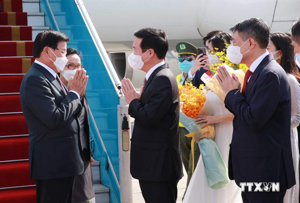 老挝人民革命党中央总书记、国家主席抵达首都河内开始对越南进行正式友好访问
