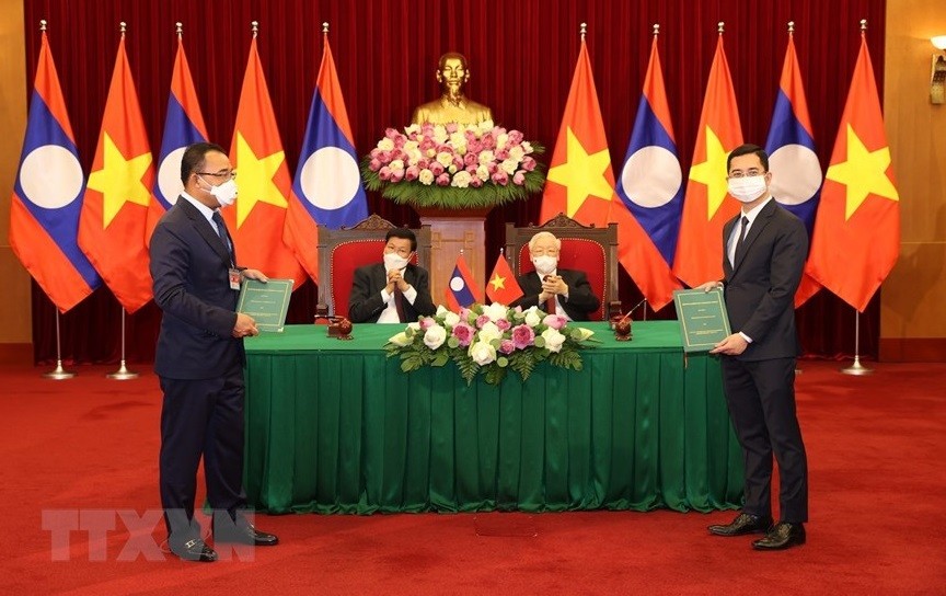 VinFast 与Phongsubthavy 集团签署在老挝销售汽车的合作协议