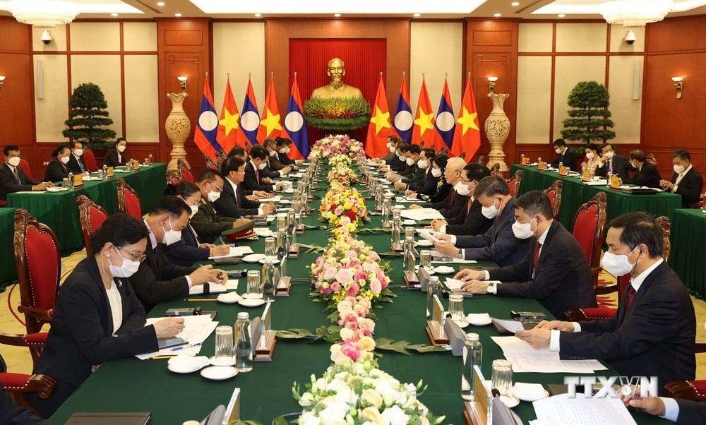 越共中央总书记阮富仲与老挝人民革命党总书记、国家主席通伦举行了会谈