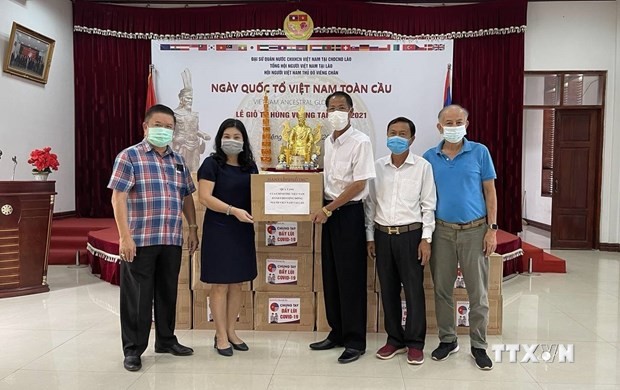 新冠肺炎疫情：向旅居老挝越南人捐赠2万只口罩