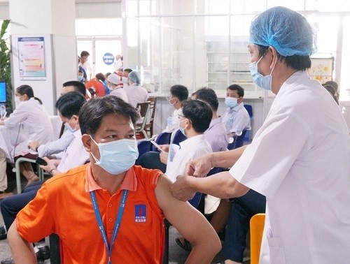 越南国家油气集团启动新冠疫苗接种 力争实现双重目标