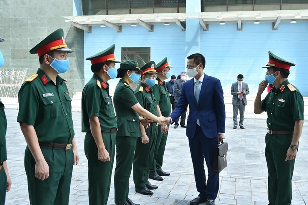 外交部副部长邓黄江率团来到越南维和局调研